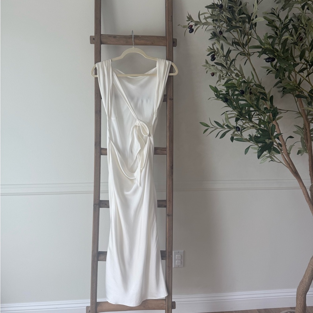 The Bar Max Dress in White (Blanc) - Picture 4 of 10